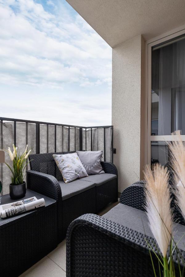 Osiedle Avia Harmonious Apartment With Balcony & Parking Cracow By Renters Prestige Cracovia Esterno foto